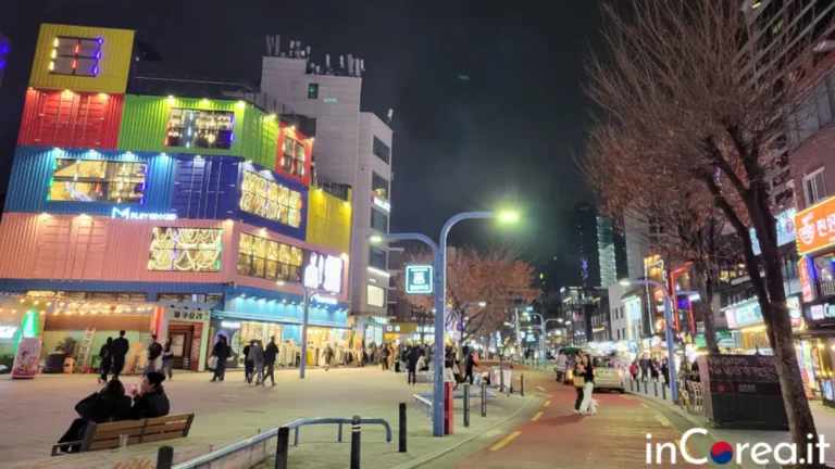 Hongdae Street di sera a Seoul in Corea del Sud