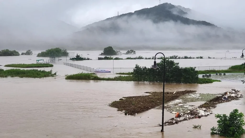 Corea del Sud sotto la pioggia da più di una settimana. Alluvione con molti dispersi.