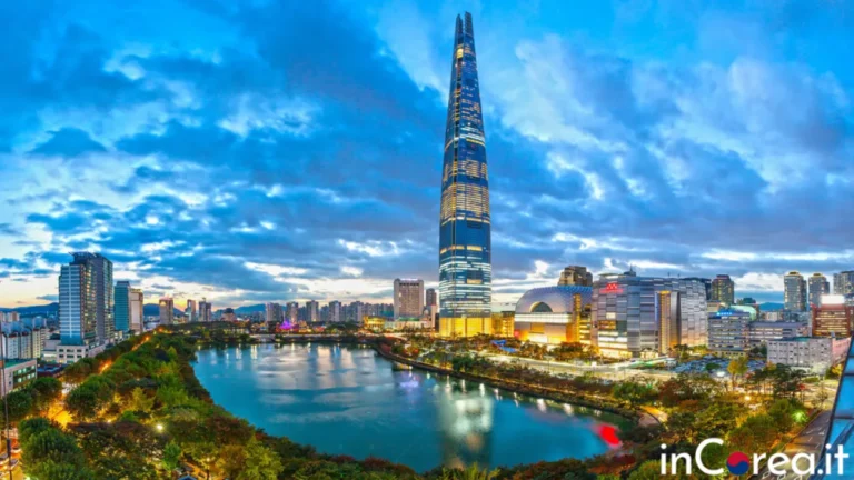 Lotte World Tower e Seokchon Lake di sera a Seoul in Corea del sud