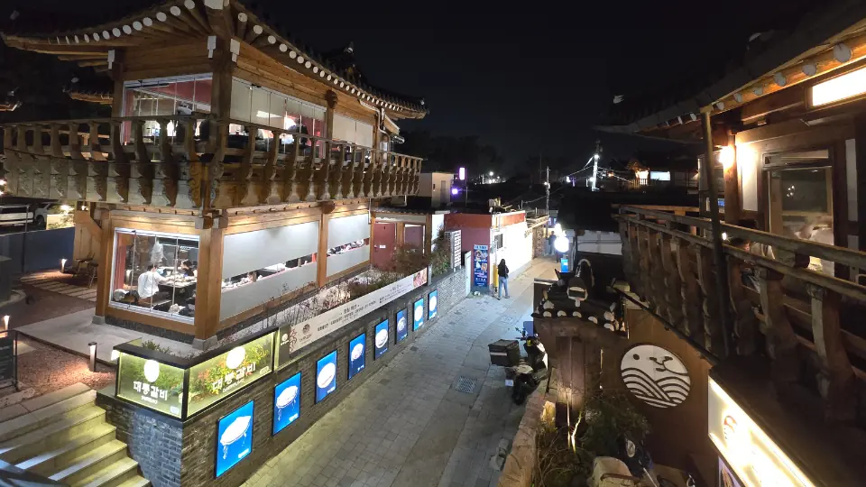 Gyeongju alleyways near Hwangnidan-gil
