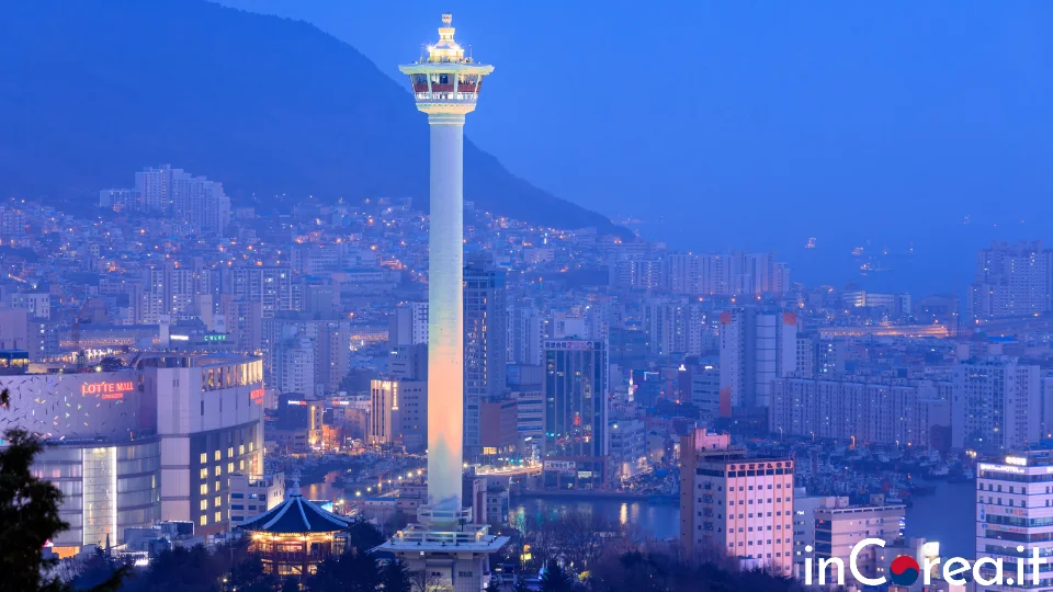 Busan Diamond Tower con skyline della città