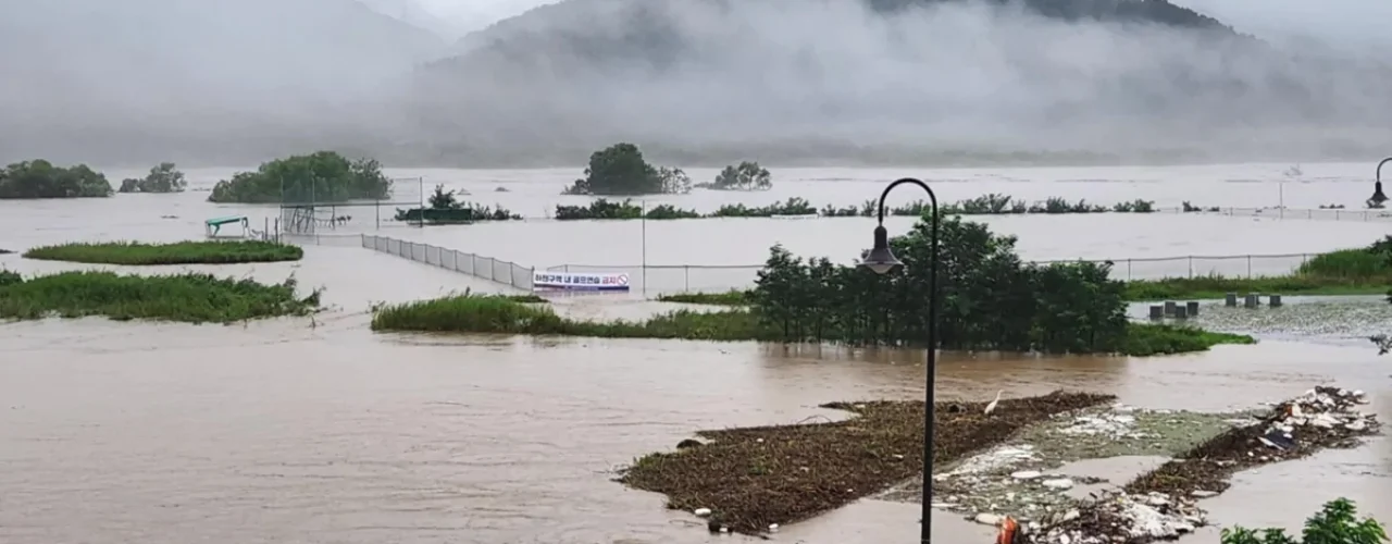 Corea del Sud sotto la pioggia da più di una settimana. Alluvione con molti dispersi.